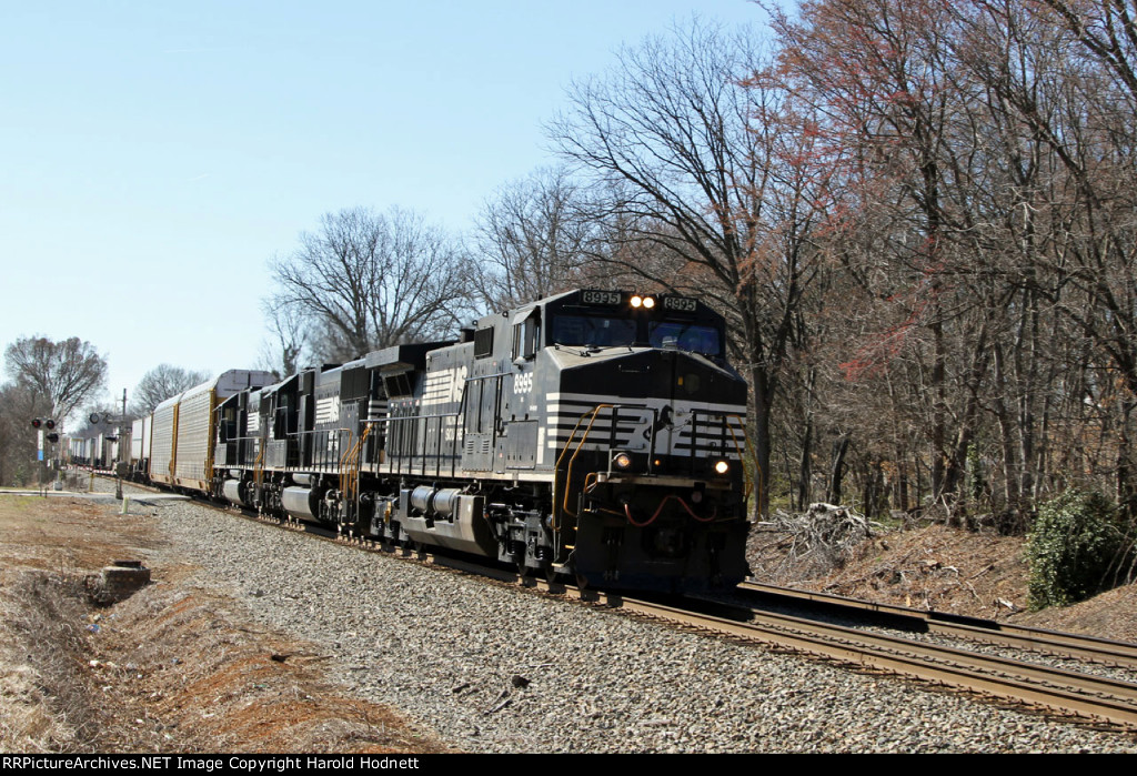 NS 8995 leads train 212 northbound